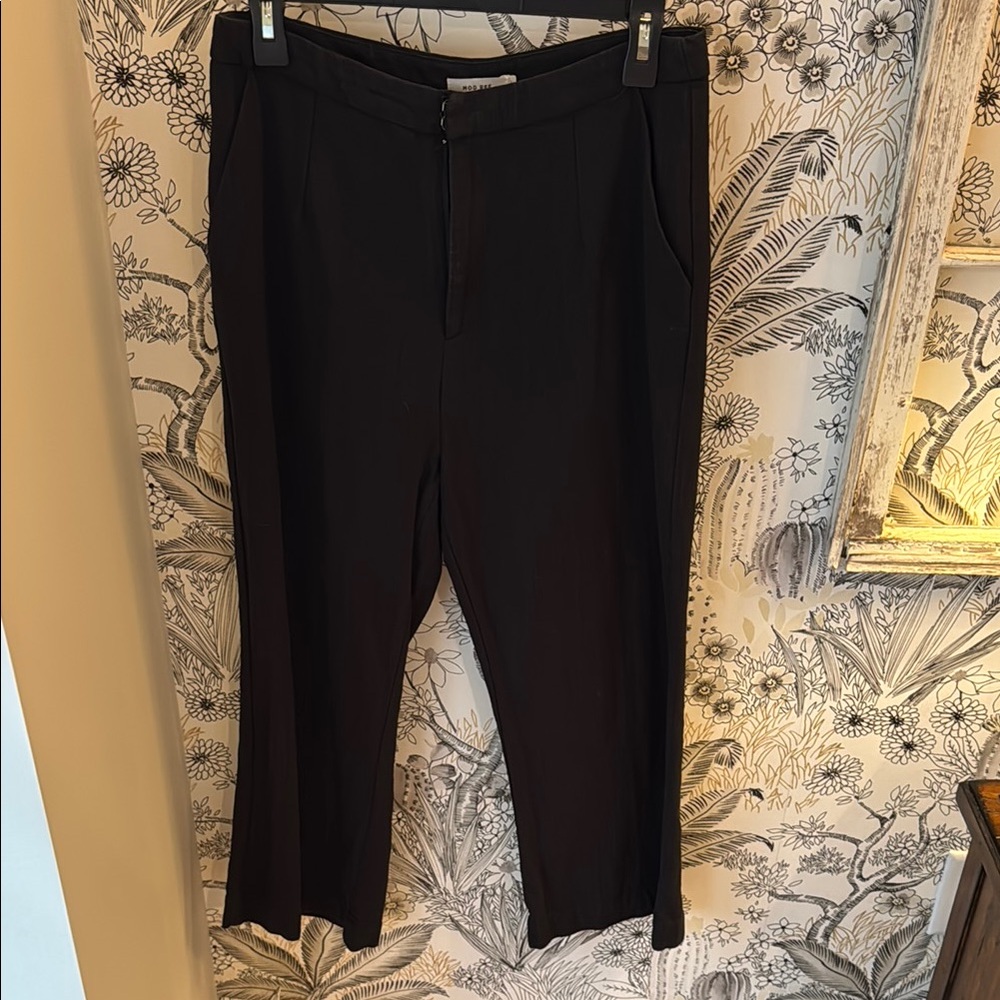 Mod Ref Black Cropped Ankle Pants